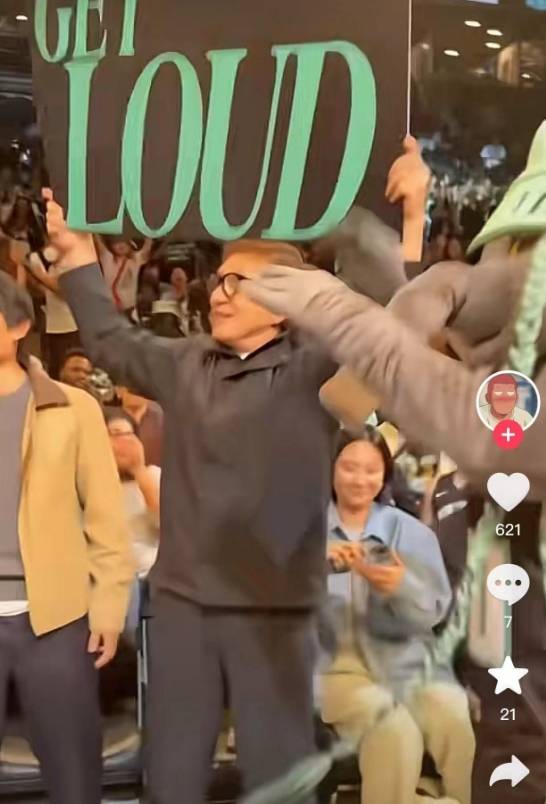  阿扎伦卡回归赛场，高光表现首场状态亮眼，巴黎圣日耳曼观众沸腾！