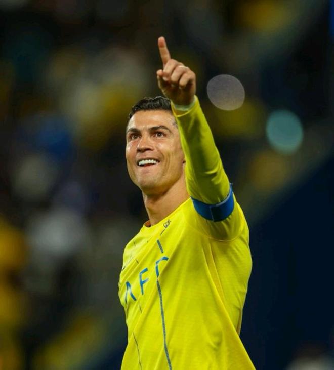 C罗迎来十五赛季高光表现,湖人球迷沸腾! C罗迎来十五赛季高光表现,湖人球迷沸腾!